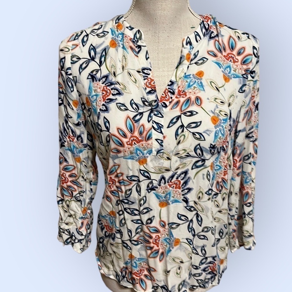 Daniele Rainn blouse with blue, orange design . S med.